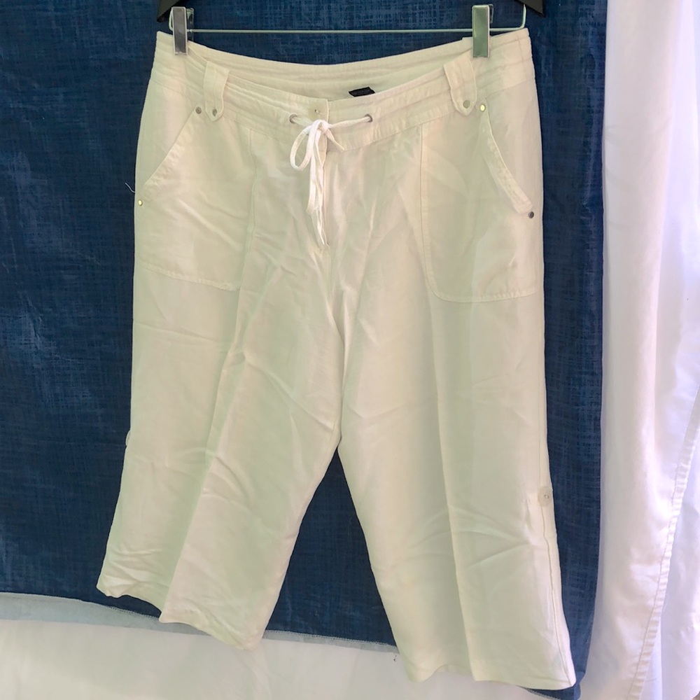 Excellent condition. White 55% linen capris. Very cool summer pants. Size 14